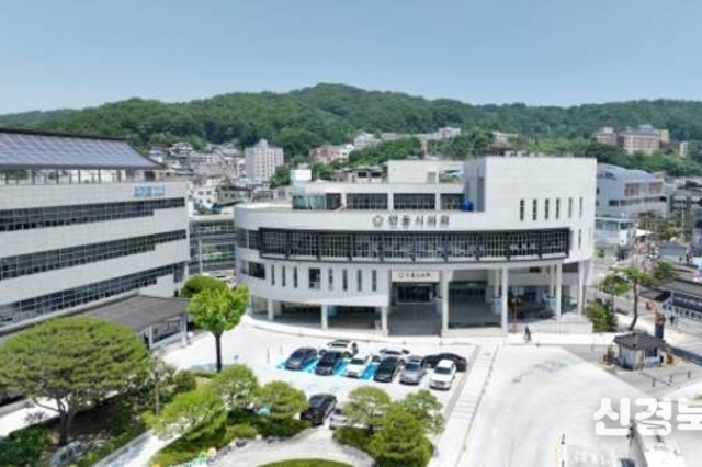 안동시 공직자 재산 시장 권기창.15억3천, 의장김경도,6억9천, 우창하의원.28억 ,김호석의원20억, 김정림의원18억순으로 나타났다.