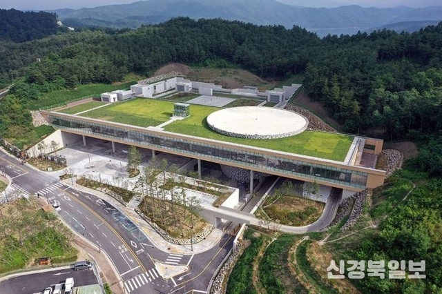 도산서원 국제컴베션쌘커 세월따라 수입없이 썩어간다 . 년간 매출손실액 수십억쌓여 . 현 행정부 머하나.