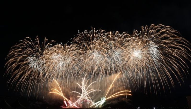 포항 영일대 밤하늘 수놓은 ‘APEC 성공 기원 불꽃·드론쇼’ 8만 명 운집