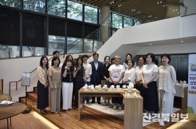 지난 1일 스튜디오 심해에서 수료생 11명 등 관계자가 참석한 가운데 ‘뚜비 도자 워크숍 1기’ 수료식을 가졌다.