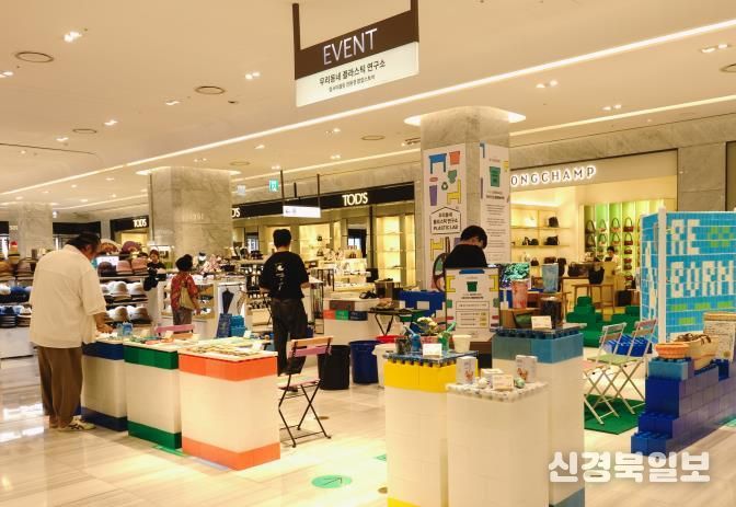 플라스틱 리본 팝업스토어
