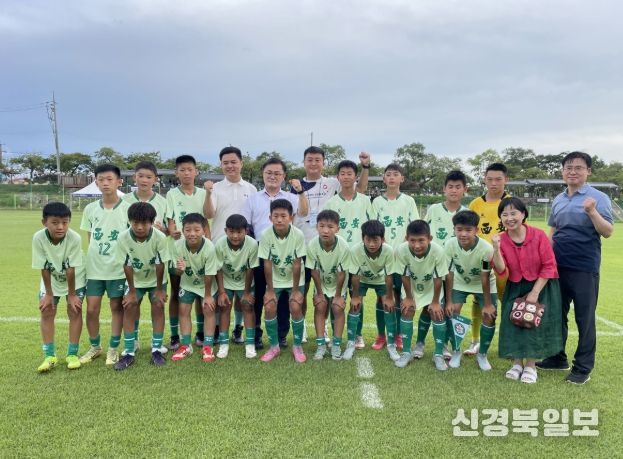 송호준 경주부시장(뒷줄 왼쪽 다섯 번째)이 지난 1일 알천구장에서 일본 나라시 유소년 축구 선수단과 기념촬영을 하고 있다.