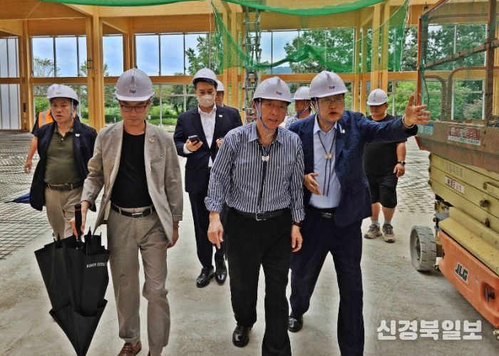 14일 경주화백컨벤션센터 공사 현장을 찾아 시설 점검에 나선 김석기 국회 외교통일위원장(오른쪽 앞줄 두 번째)과 주낙영 경주시장(오른쪽 앞줄 첫 번째).