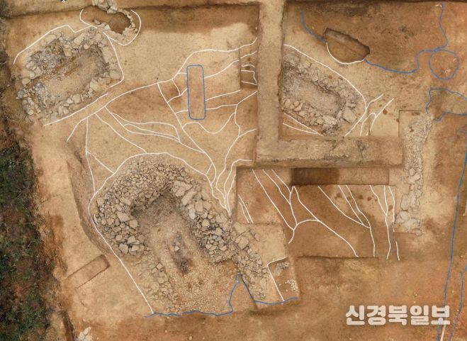 무덤 중앙에 덧널을 놓고 주변에 돌무지를 쌓은 뒤 흙을 덮은 신라의 독특한 무덤 구조