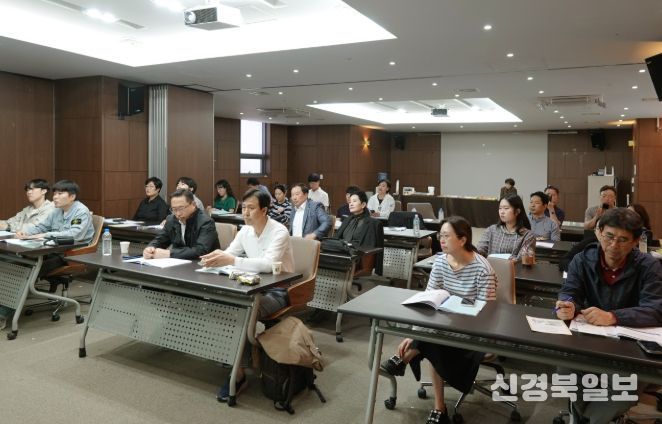 2025년 하반기 아산시의회 의정연수에서 교육을 듣고 있다.