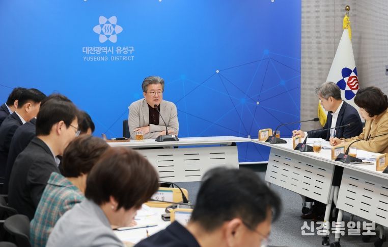 정용래 유성구청장이 27일 오전 주간간부회의를 통해 실종 노인 수색을 지시하고 있다