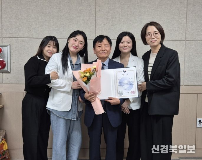 ‘2025년 치매극복 희망수기 공모전’ 치매안심센터 이용자 부문의 유광하 어르신 장려상 수상 기념촬영.