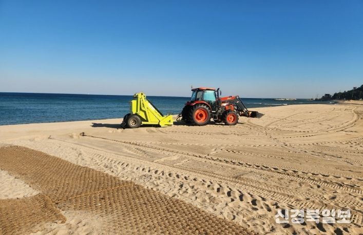 영덕군이 국제H웰니스페스타 행사 장소를 비치 클리너를 활용해 정비하고 있다.