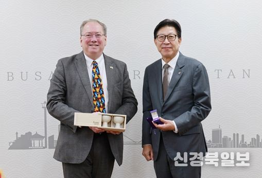 박형준 시장, '마이클 마이넬리' 영국 지옌 회장 접견