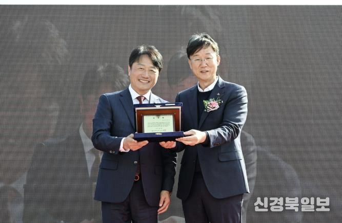 이민근 안산시장(오른쪽)이 윤동열 안산대학교 총장(왼쪽)으로부터 감사패를 전달받고 함께 기념촬영을 하고 있다.