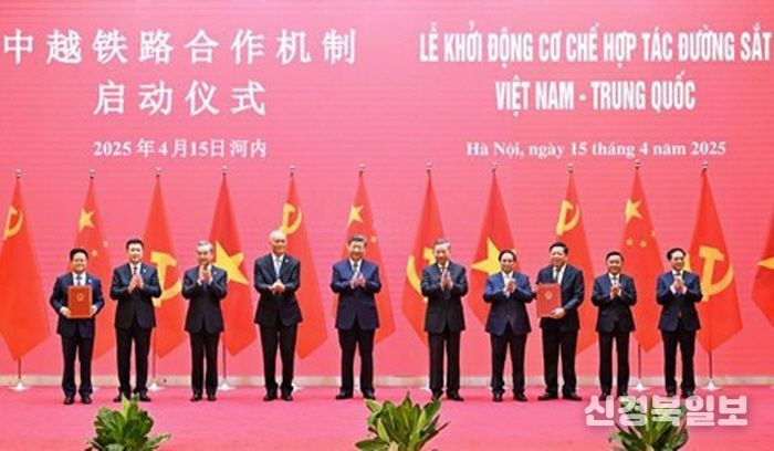 시진핑(習近平) 중국 국가주석이 4월 15일 오전 하노이 국제컨벤션센터에서 또 럼 베트남 공산당 서기장, 팜 민 찐 베트남 총리와 함께 '중국-베트남 철도협력 메커니즘' 출범식에 참석했다. (사진/신화통신)