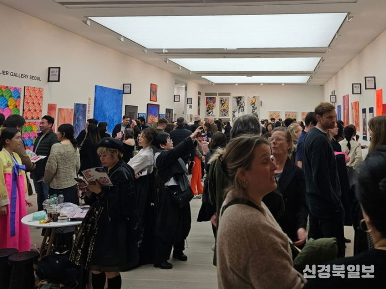 (사진: 런던 사치갤러리 전시 전경)