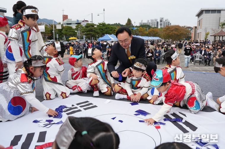 윤병태 시장이 태극기 만들기 체험을 하는 아이들과 함께하고 있다.