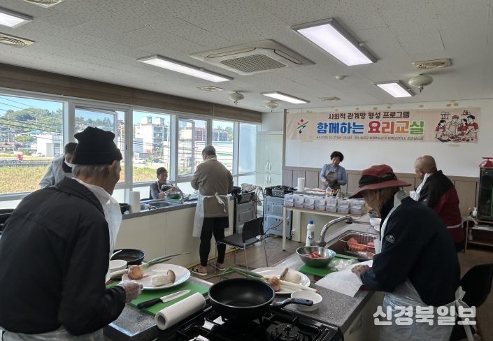 울진군은 고독사 예방 사업 대상자를 대상으로 사회적 관계망 형성 프로그램 ‘함께하는 요리 교실’을 성공적으로 마무리 했다
