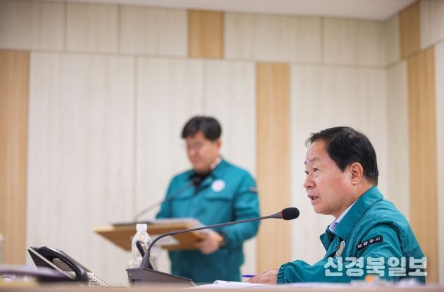 주광덕 시장이 재난상황실 토론훈련 현장을 지휘하고 있다.