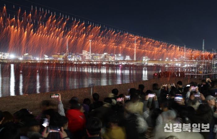 포항시는 1일 송도해수욕장에서 ‘송도 낙화놀이’를 개최했다.