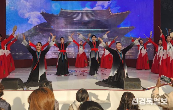 영천시민회관 상주단체 이언화무용단이 지난 1일 경주 예술의전당 야외공간 예술마당에서 열린 ‘APEC 2025 KOREA 지역문화예술 프로그램’에서 초청공연을 성황리에 마쳤다.