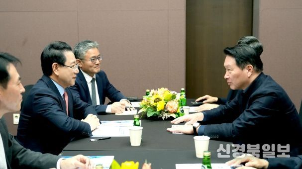 김영록 전라남도지사가 3일 서울 코엑스 오픈미팅룸에서 최태원 SK그룹 회장과 면담을 갖고 ‘오픈AI AI데이터센터’ 등과 관련해 투자협의를 하고 있다.