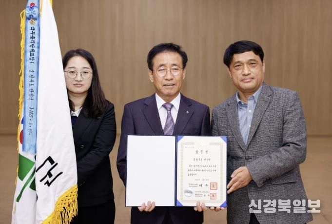 표창장 수여(왼쪽부터 주인순 주무관, 김문근 단양군수, 백승권 기획팀장)