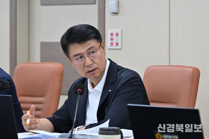 상임위원회 회의에서 발언하는 이봉준 의원