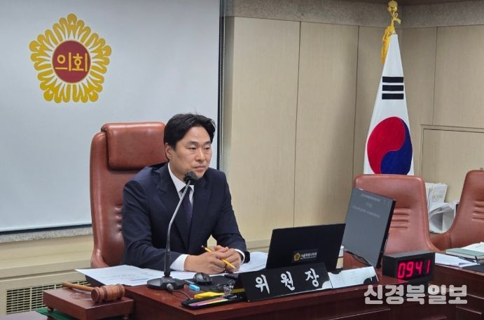 제333회 정례회 행정사무감사에서 상임위원회를 주재하는 이종배 위원장(11월 4일)