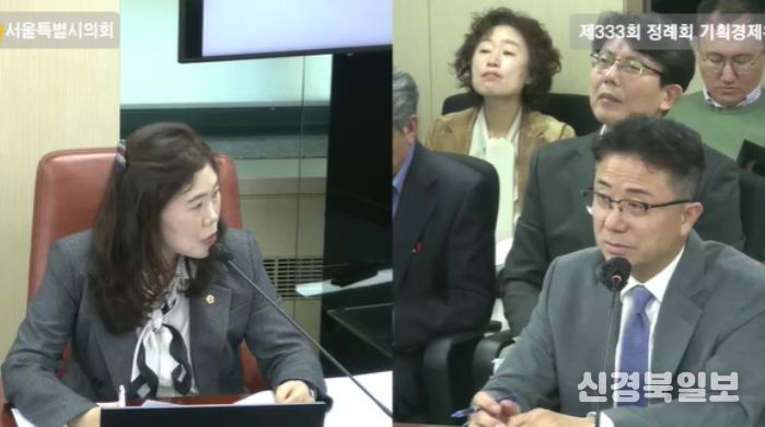구미경 의원(왼쪽)이 경제실을 대상으로 행정사무감사에서 질의하고 있다.