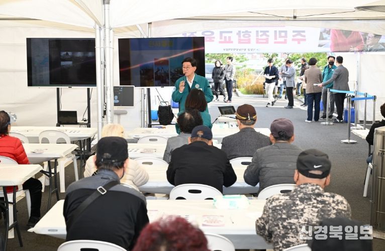 정종복 기장군수가 방사능방재 훈련에서 참여 주민들에게 훈련 내용을 설명하고 있다