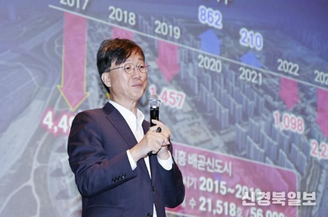 이민근 안산시장이 안산문화예술의전당 해돋이극장에서 열린 ‘2025년 안산시 통장연수’에서 ‘통장들과 함께 만들어 갈 안산시의 미래’를 주제로 강연을 하고 있다.