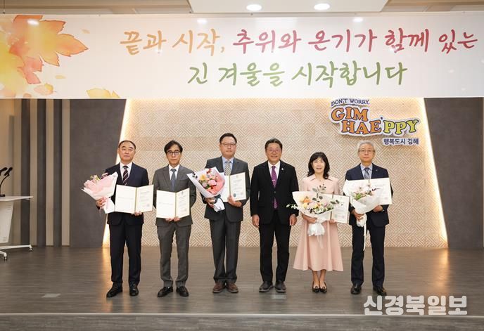 왼쪽부터 동은정공(주) 정석주 대표, 에이치엘비오션테크(주) 손우영 부사장, (주)유주케어 안명환 대표, 홍태용 김해시장, 제이엘팩 황재리 대표, 케이피항공산업(주) 이상연 상무