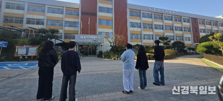 광주시교육청 전남대 교육협력관실이 7일 동아여고에서 전남대 지리학과 함께 진행하는 학교 항공촬영에서 전남대 지리학과 학생들이 드론을 조작하고 있다.