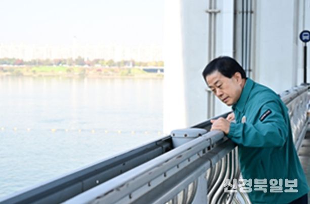 지난 11월 5일 서울특별시의회 제333회 정례회 도시안전건설위원회 현장 행정사무감사 일환으로 진행된 ‘잠수교 전면 보행화 사업’ 현장 점검에 참석한 김용호 서울시의원이 현장을 둘러보고 있다.