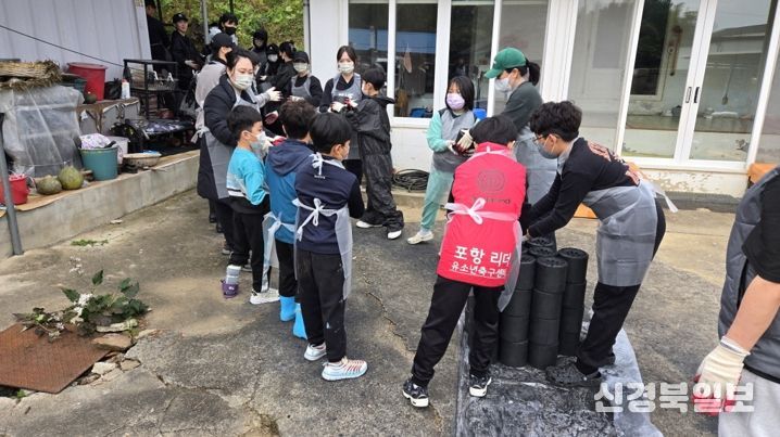 포항시자원봉사센터 소속 가족자원봉사단이 지난 8일 기계면 일원 저소득층 및 독거노인 가정을 대상으로 연탄 전달 봉사를 실시했다.