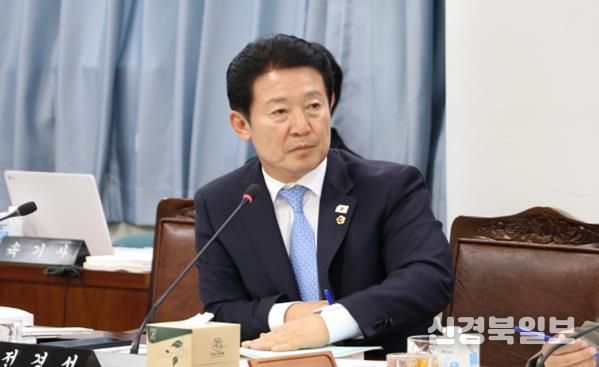 전라남도의회 제395회 제2차 정례회 기획행정위원회 소관 행정사무감사에서 전경선 의원이 집행부를 향해 질의를 하고 있다.