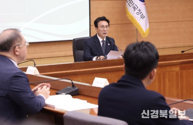 김민석 국무총리가 10일 세종대로 정부서울청사에서 열린 2050 탄소중립녹색성장위원회 제5차 전체회의를 주재하고 있다.