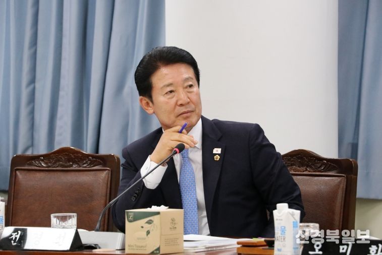 전라남도의회 제395회 제2차 정례회 기획행정위원회 소관 행정사무감사에서 전경선 의원이 집행부를 향해 질의를 하고 있다.