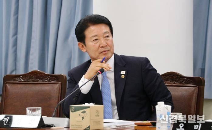 전라남도의회 제395회 제2차 정례회 기획행정위원회 소관 행정사무감사에서 전경선 의원이 집행부를 향해 질의를 하고 있다.