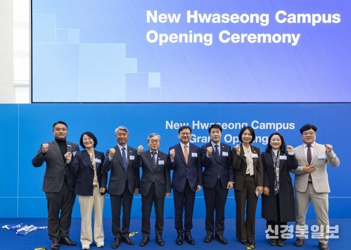 준공식에 참석한 화성특례시의원 기념 사진