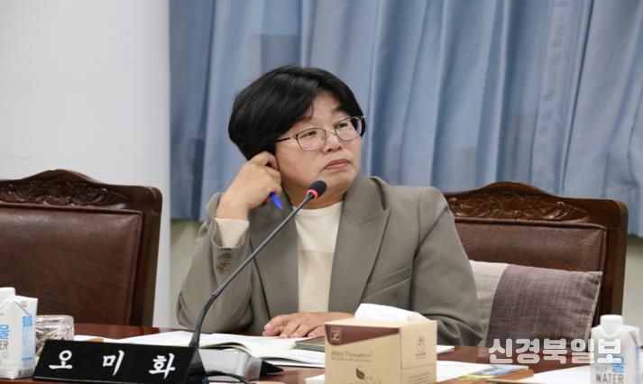 전라남도의회 제395회 제2차 정례회 기획행정위원회 소관 전남연구원 행정사무감사(11일)에서 오미화 의원이 집행부를 향해 질의하고 있다.