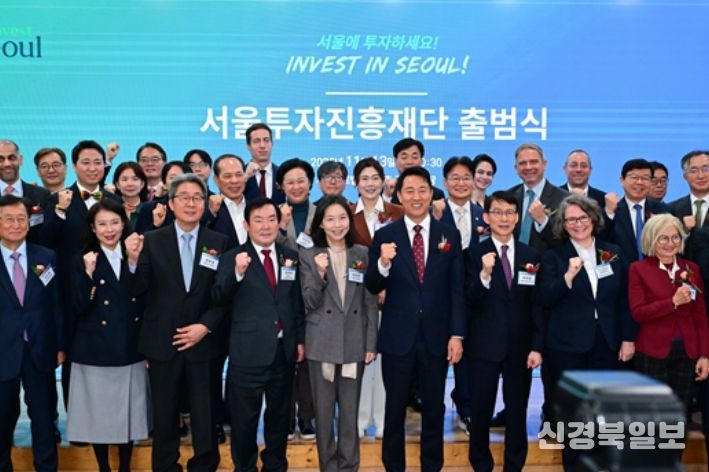 구미경 의원이(두번째줄, 오른쪽에서 다섯 번째 갈색 정장) 행사에 참석하여 기념사진을 촬영하고 있다.