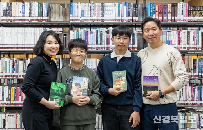 칠곡군립도서관에서 독서를 즐기고 있는 오 씨 가족의 모습. 온 가족이 함께 도서관을 찾는 것이 일상이 됐다.