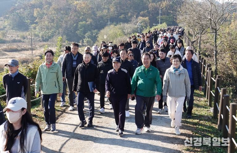성낙인 창녕군수가 제16회 우포늪생명길 걷기대회 행사에서 주요 내빈들과 함께 걷고 있다.