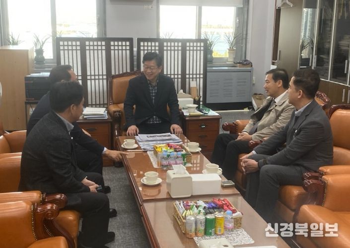 진안군, 농어촌 기본소득 5개 군 추가 선정 마지막 고비 돌파 나서 (전춘성 진안군수가 안호영 의원을 만나 기본소득 추가 선정에 힘을 더해주길 요청하고 있다)