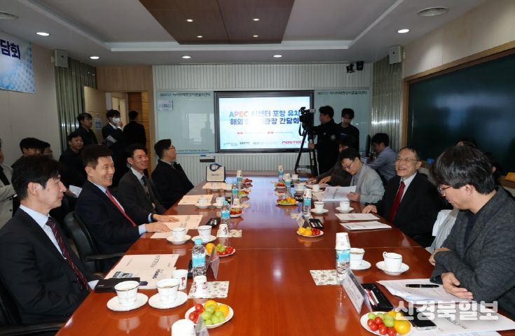 이강덕 포항시장은 17일 주요 연구기관 기관장들과 정책 간담회를 열어 아시아·태평양 AI 센터 유치방안을 논의했다.