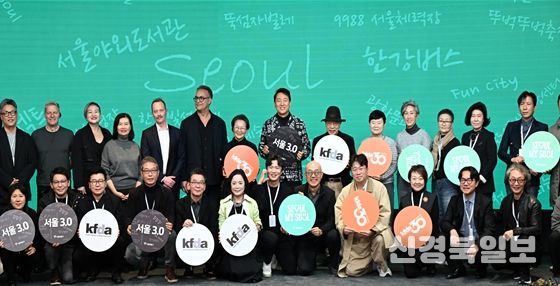 오세훈 서울시장이 17일(월) DDP에서 열린 'WHY2025 글로벌 디자인 포럼'에서 주요 참석자들과 기념촬영하고 있다.