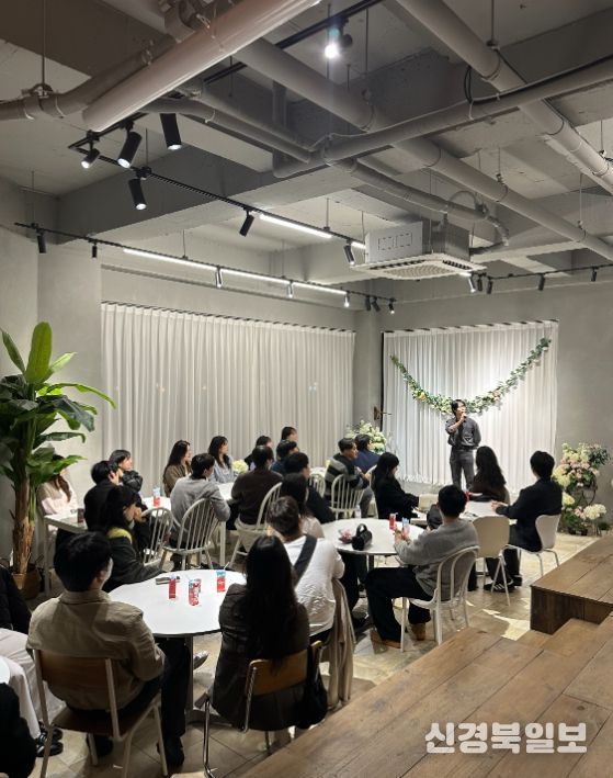 ‘설렘여행 in 경주’ 행사에 참가한 미혼 남녀들이 레크리에이션 프로그램을 통해 서로 소통하는 모습