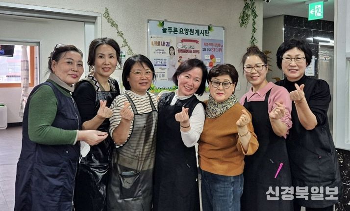 경주시 착한가격업소연합회 미용업 회원들이 17일 용강동 늘푸른요양원을 방문해 이·미용 봉사활동 후 기념촬영을 하고 있다.