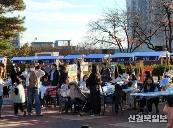 지난 15~16일 왜관 소공원에서 열린‘가족놀장’ 행사에 가족 단위 방문객들이 참여해 다양한 체험 프로그램을 즐기고 있다.