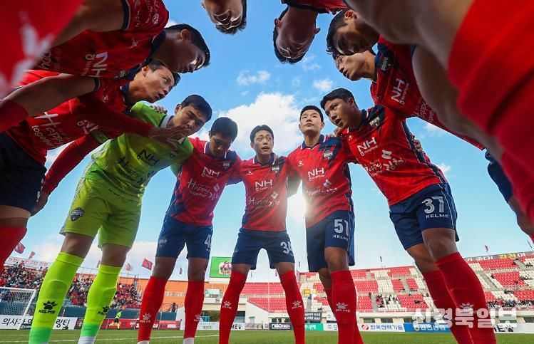 11월 1일 포항전에서 김천상무 선수들이 킥오프 전 이야기를 하고 있다