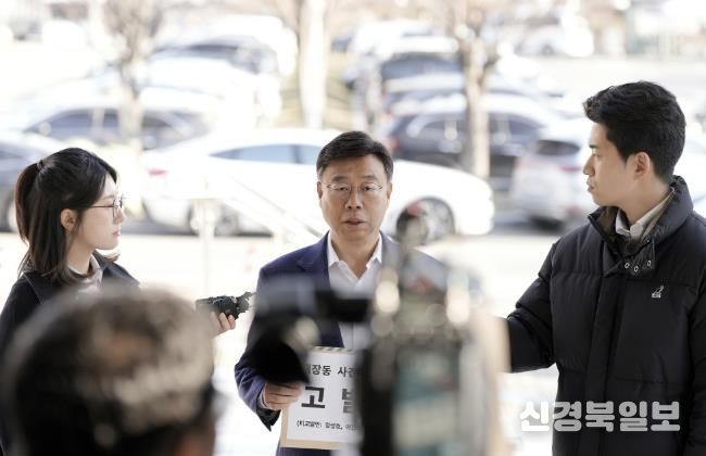 신상진 성남시장이 19일 오전 공수처에 고발장을 접수하고 있다