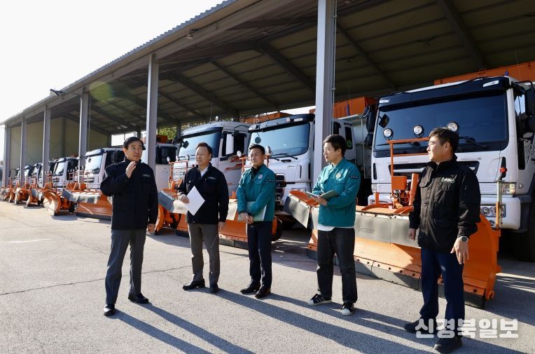 조길형 충주시장 동절기 재난 대비 현장 점검(왼쪽 조길형 시장이 제설제와 차량 장비 가동을 확인하고 있다)